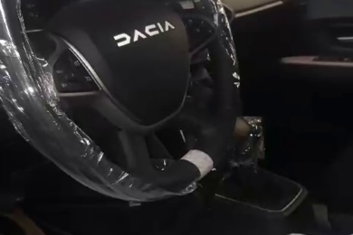 L'auto che conserva la sua eleganza con la leva meccanica per acceleratore e freno
