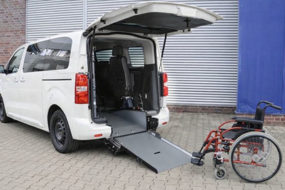 Veicolo con pianale ribassato e rampa per accesso carrozzina